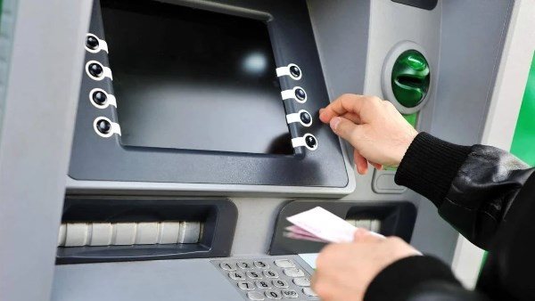 أخطاء استخدام ماكينة ATM قد تكلفك أموالك.. احذر هذه الأخطاء الشائعة أخطاء-استخدام-ماكينة-atm-قد-تكلفك-أموالك.-احذر-هذه-الأخطاء-الشائعة
